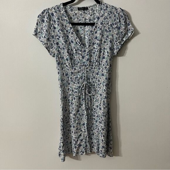 White dress with blue flowers. Little pull tie in the front 100% viscose. I - Picture 2 of 8